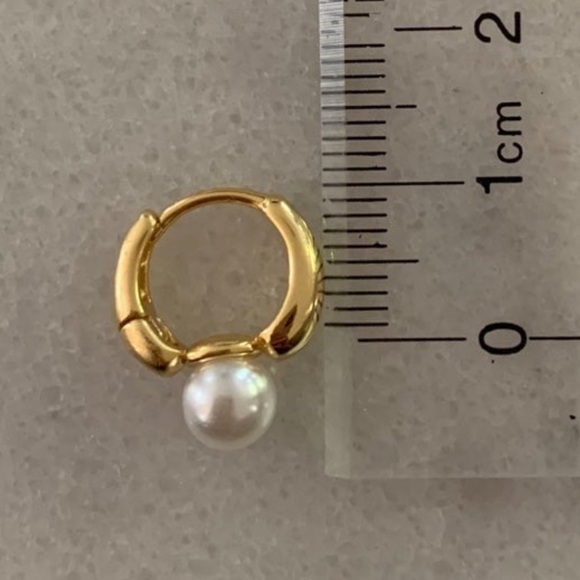 Gold Chunky Pearl Huggie Hoop Earrings Brand New - Picture 3 of 5